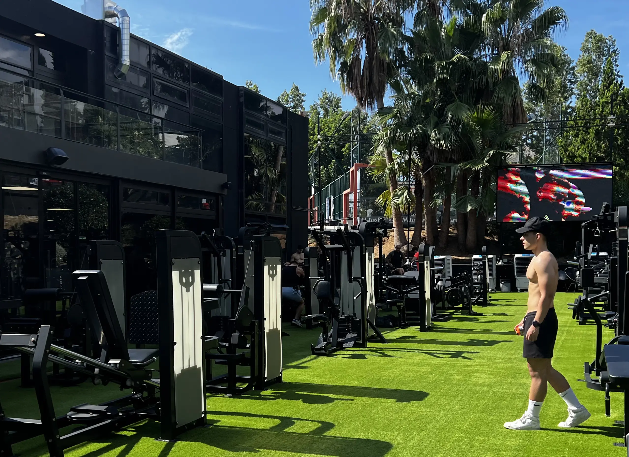 Hombre entrenando al aire libre